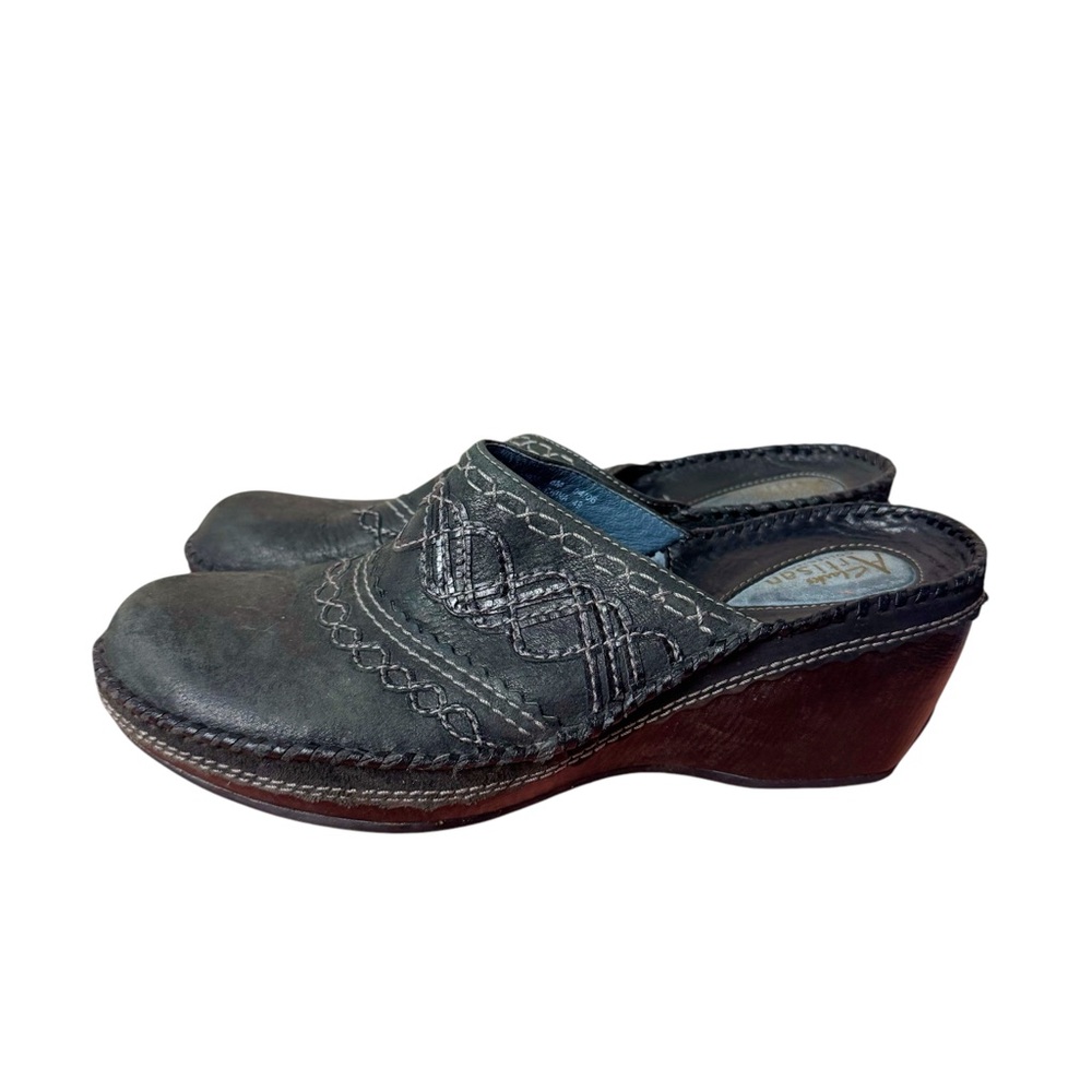 Clarks Artisan Collection Embroidered Leather Upp… - image 1
